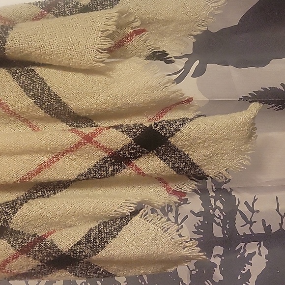 Beautiful poncho - Picture 5 of 6